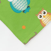 緑のモノグラムのかわいく賢いフクロウパターン フリースブランケット (角)