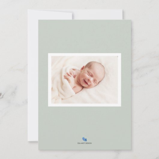 緑のモノグラムベビー誕生発表写真カード 案内状 (裏面)