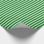 緑のラッストライプのピング紙。 ラッピングペーパー (角)