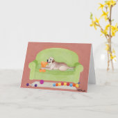 緑のラブラドールの上の黄色のソファ カード (黄色い花)