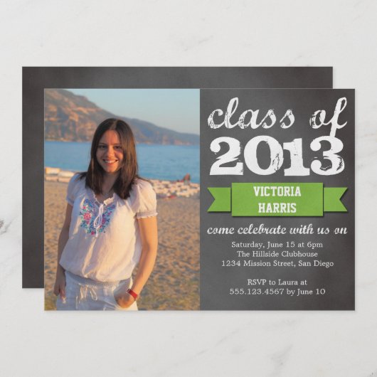 緑のリボンのバナーの黒板の写真卒業 招待状 (正面/裏面)