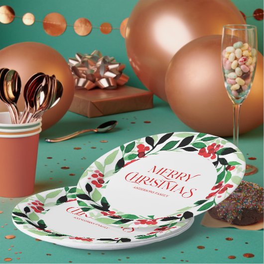 緑のリースと赤葉の実を持つクリスマス ペーパープレート (複数)