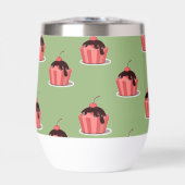 緑の上にピンクのアイスクリームカップ (正面)