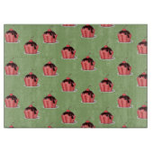 緑の上にピンクのアイスクリームカップ カッティングボード (正面)