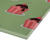 緑の上にピンクのアイスクリームカップ カッティングボード (角)