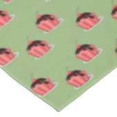 緑の上にピンクのアイスクリームカップ テーブルクロス (アングル)