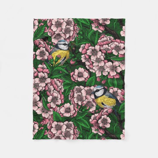 緑の上に咲くさくらんぼの木の中の青いチットの鳥 フリースブランケット (正面)