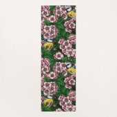 緑の上に咲くさくらんぼの木の中の青いチットの鳥 ヨガマット (裏面)