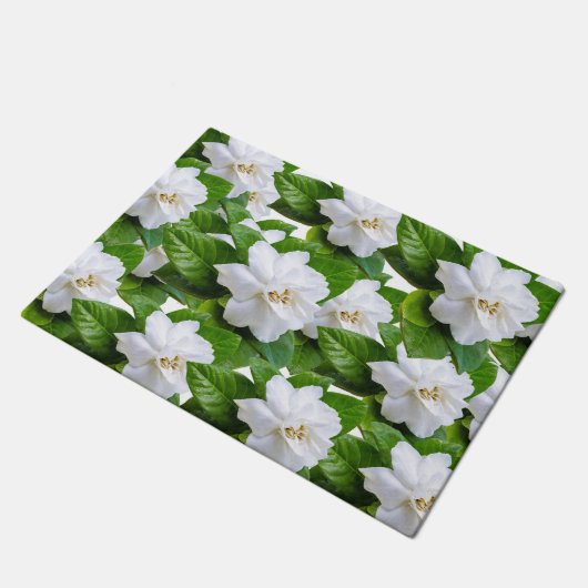 緑の上に白いクチナシの花と緑葉の ドアマット (アングル)