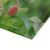 緑の上に赤い育ち木のイチゴ写真 カッティングボード (角)