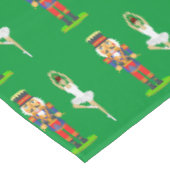 緑の上のクリスマス・くるみ割り人形の兵隊とバレリーナ テーブルクロス (アングル)