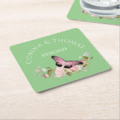 緑の上のピンクの花と結婚蝶 スクエアペーパーコースター (アングル)