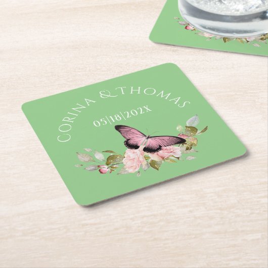 緑の上のピンクの花と結婚蝶 スクエアペーパーコースター (アングル)