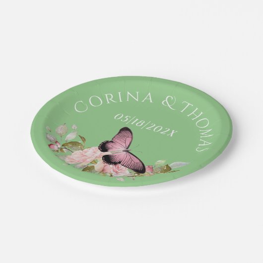 緑の上のピンクの花と結婚蝶 ペーパープレート (アングル)