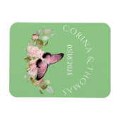 緑の上のピンクの花と結婚蝶 マグネット (横)