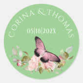 緑の上のピンクの花と結婚蝶 ラウンドシール (正面)