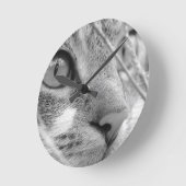 緑の上の灰色と白の猫 ラウンド壁時計 (傾斜)