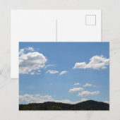 緑の丘と木々と雲の風景 ポストカード (正面/裏面)