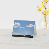 緑の丘、木々、雲の緑の風景 カード (黄色い花)