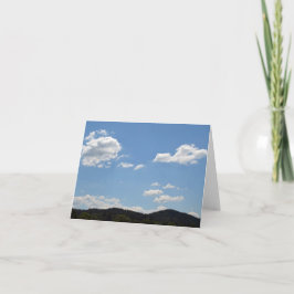 緑の丘、木々、雲の緑の風景 カード