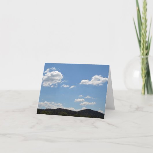 緑の丘、木々、雲の緑の風景 カード (正面)