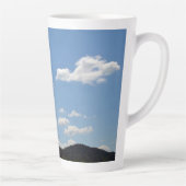 緑の丘、木、雲の風景 カフェラテマグ (右)