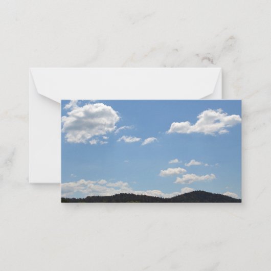 緑の丘、木、雲の風景 ノートカード (正面)