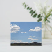 緑の丘、木、雲の風景 ポストカード (スタンド正面)