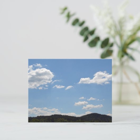 緑の丘、木、雲の風景 ポストカード (スタンド正面)