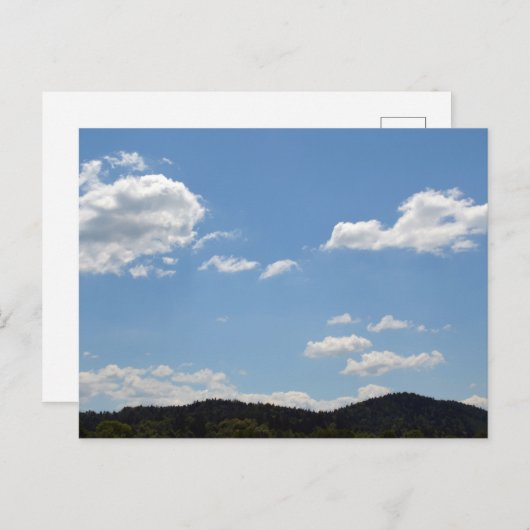 緑の丘、木、雲の風景 ポストカード (正面/裏面)