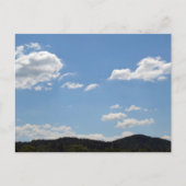 緑の丘、木、雲の風景 ポストカード (正面)