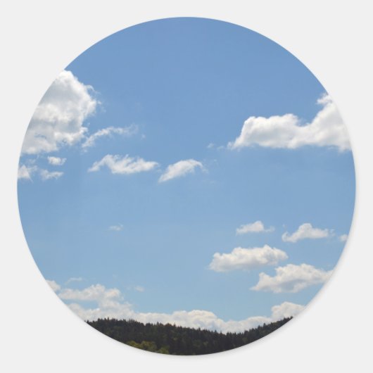 緑の丘、木、雲の風景 ラウンドシール (正面)