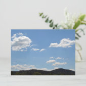 緑の丘、木、雲の風景 招待状 (スタンド正面)