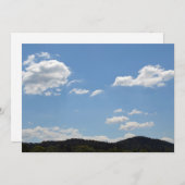 緑の丘、木、雲の風景 招待状 (正面/裏面)