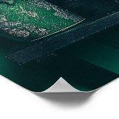 緑の中の棚の上のタキシード黒猫 ポスター (角)