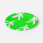 緑の中を歩く ペーパープレート (アングル)