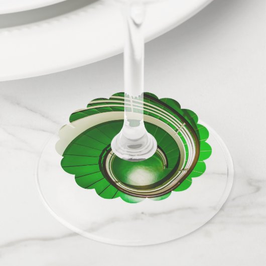 緑の円形階段 ワイングラスタグ (クローズアップ)