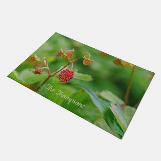 緑の写真の野生のイチゴと家族の名前 ドアマット (アングル)