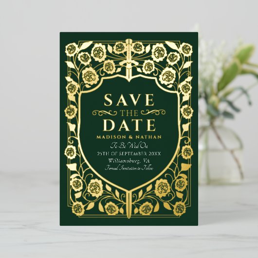 緑の剣のシールド中世モノグラム日付を保存 箔招待状 (立ち正面)