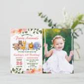 緑の動物の友人ピンクのフローラ誕生日写真 招待状 (スタンド正面)
