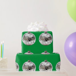 緑の包装紙に銀の飾り ラッピングペーパー