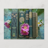緑の古い本と野生のピンクのバラ ポストカード (正面)