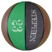 緑の名パーソナライズされた前番号チャルクボードのエッチング バスケットボール (縦)