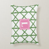 緑の名門私立校風のトレリス竹パターンモノグラム アクセントクッション (正面(垂直))