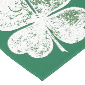 緑の地面に白い温厚な四葉クローバー ショートテーブルランナー (コーナー)