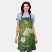 緑の夏の牧草地のカモミールの花 エプロン (着用した状態)