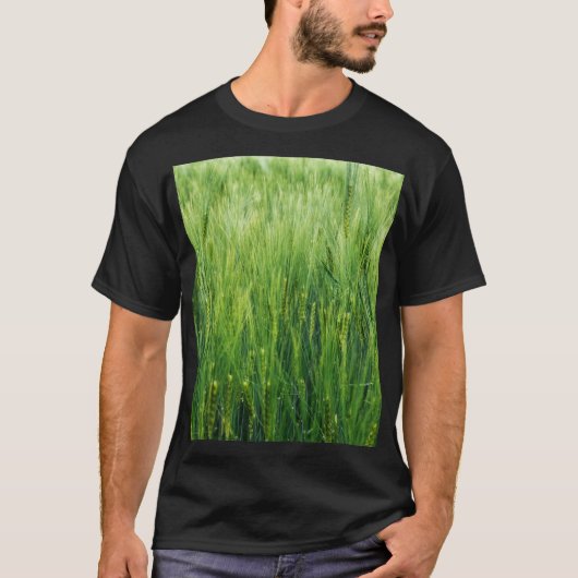 緑の大麦畑、春クローズアップ。 Tシャツ (正面)