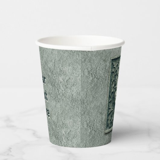 緑の女性 – 石 紙コップ (右)