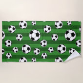 緑の子どもたちサッカーボールのパタストライプーン ビーチタオル (正面)
