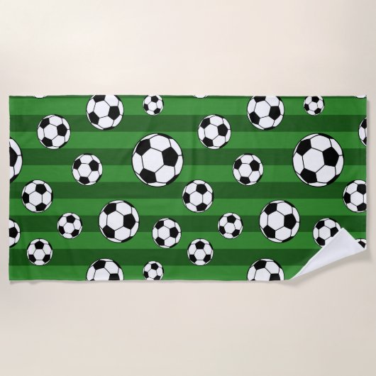 緑の子どもたちサッカーボールのパタストライプーン ビーチタオル (正面)
